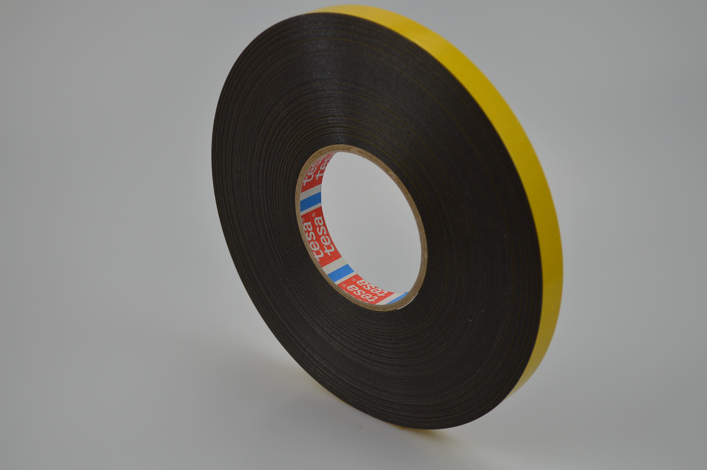 Tesa 62932 Doppelseitiges PE-Schaumstoffklebeband schwarz für konstruktive Verklebungen